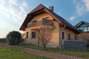 Einziehen & Wohlfühlen
Einfamilienhaus (Baujahr 2000) mit Kamin, neuer Wärmeschutzverglasung (2020) – Die vollständige Adresse der Immobilie erhältst du vom Anbieter., 99755 Ellrich – Vorschaubild 2