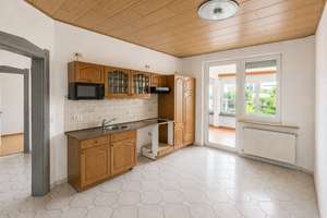 Ein Zuhause mit Gartenflair – großzügige Altbauwohnung mit Wintergarten & Terrasse