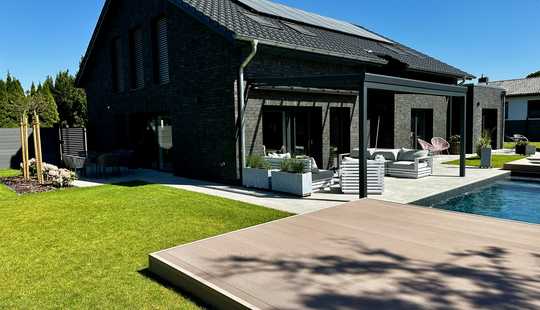 Bild von Exklusives Neubau-Architektenhaus mit Pool,EBK,Kamin,Photovoltaik und Doppelgarage in TOP Lage!