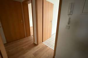Modernes Laminat / 2. OG / sonniger Balkon - Bad mit Dusche + Fenster ! – Richard-Wagner-Straße 60, 9119 Kappel, Chemnitz – Vorschaubild 6