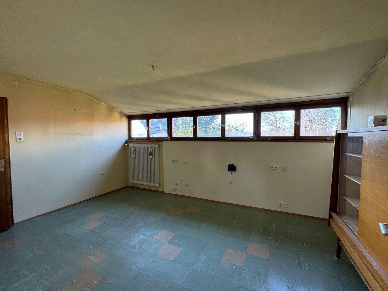 Immobilie in Friedberg - Renovierungsbedürftiges Ein- bis Zweifamilienhaus hervorragende Lage in Friedberg-West - Bild 1