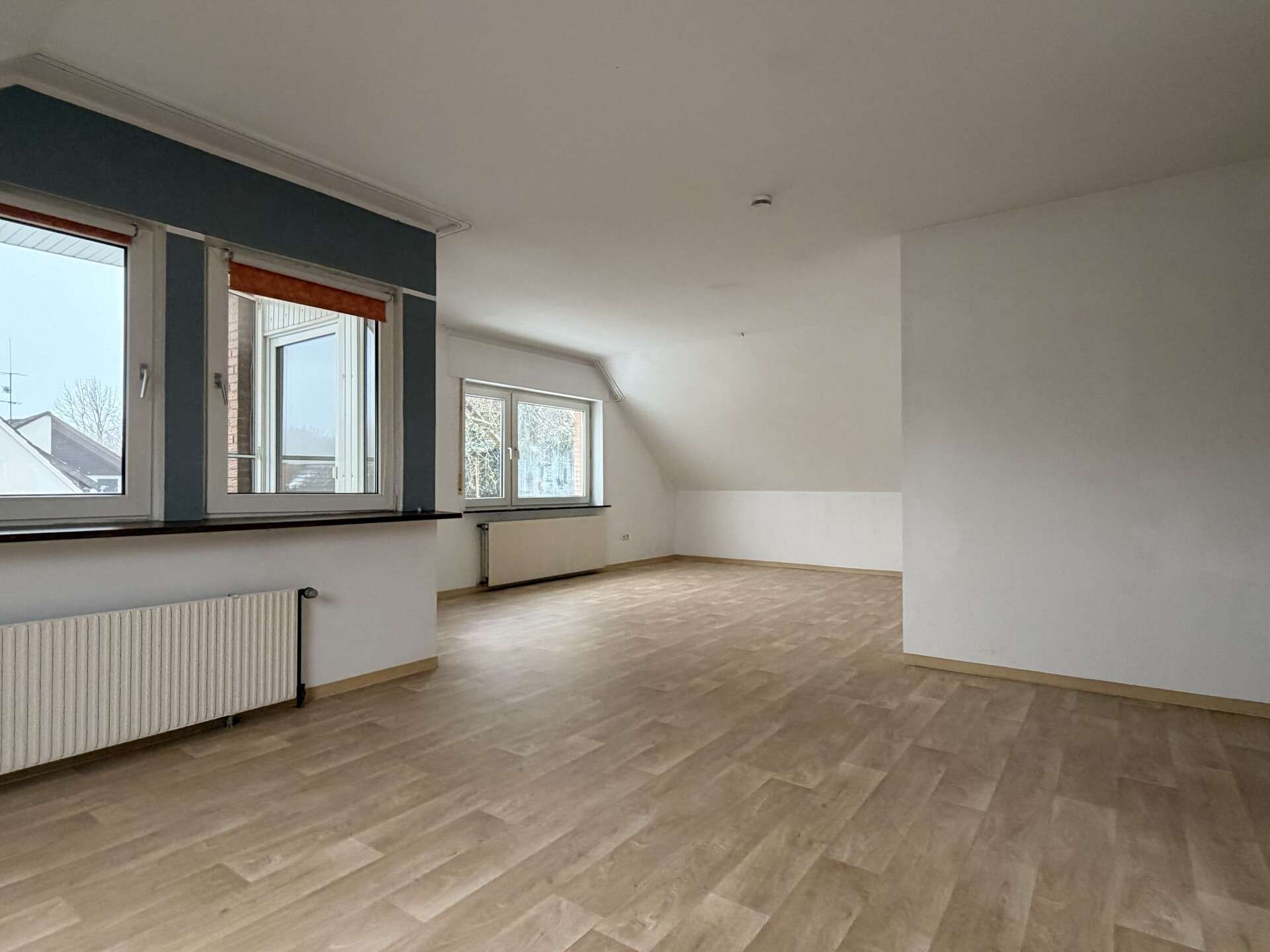 Immobilie in Horn-Bad Meinberg - Großzügiges 2-Familienhaus in Hanglage mit Dachterrasse, Loggia und 4 Garagen - Bild 0