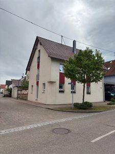 Freistehendes Energiesparhaus (KfW-Effizienzklasse A) mit Einliegerwohnung und Hobby-Werkstatt