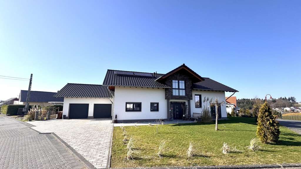 Immobilie in Hümmerich - Luxuriöses Einfamilienhaus mit 200 m² Wohnfläche | KfW-55 | 1.100 m² Grundstück | Baujahr 2020 - Bild 0