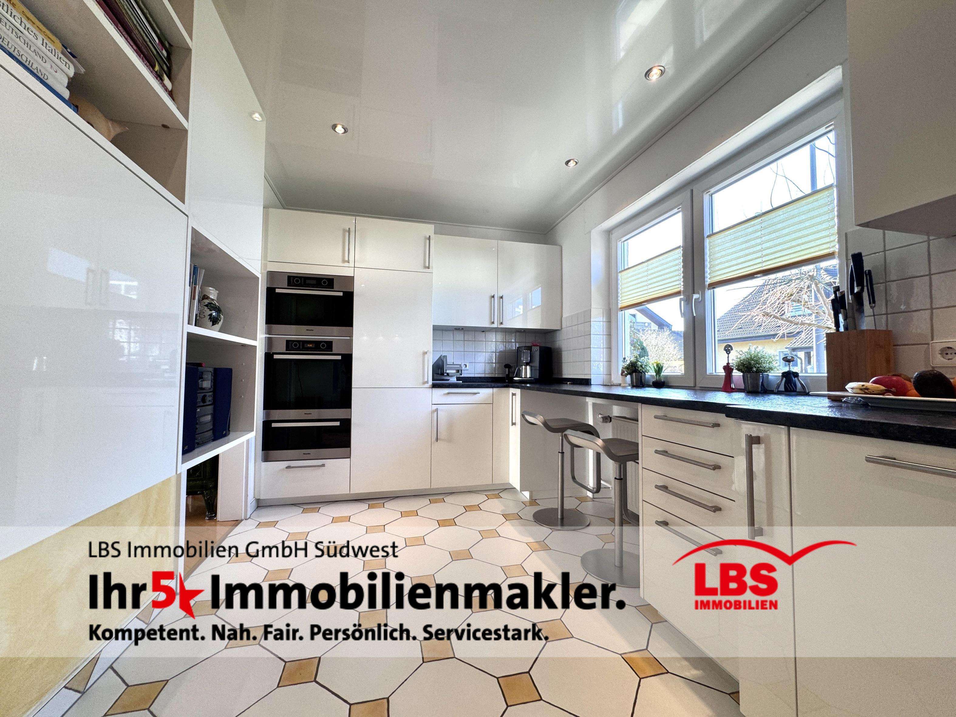 Immobilie in Muggensturm - Ein echtes Juwel in beliebter Wohnlage!
-Exklusives Zweifamilienhaus  mit grüner Wohlfühloase-

 - Bild 0