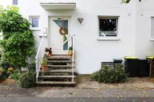 Charmantes Reihenmittelhaus in Nürnberg-Großgründlach: Einbauküche, Garage, ruhige Lage. – Bad Brückenauer Straße 24b, 90427 Nürnberg – Vorschaubild 1