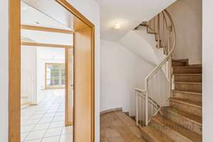 Allach: Großzügiges Reihenmittelhaus inkl. sep. Einliegerwohnung – Die vollständige Adresse der Immobilie erhältst du vom Anbieter., 80999 Untermenzing, München – Vorschaubild 2