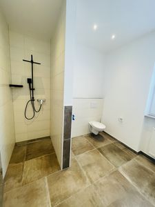 Helle 2-Zimmer Erdgeschosswohnung mit kleiner Terrasse und 2 Stellplätzen!