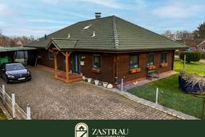 Wohnen mit Charme: Barrierearmer Holzbungalow mit Kamin und überdachter Terrasse – Die vollständige Adresse der Immobilie erhältst du vom Anbieter., 26532 Großheide – Vorschaubild 1