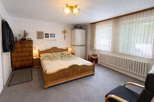 Platz für die Familie: 6 Zimmer, ausgebauter Dachbereich, Vollkeller und 3 Garagen – Die vollständige Adresse der Immobilie erhältst du vom Anbieter., 73431 östliche Bahnlinie, Aalen – Vorschaubild 1