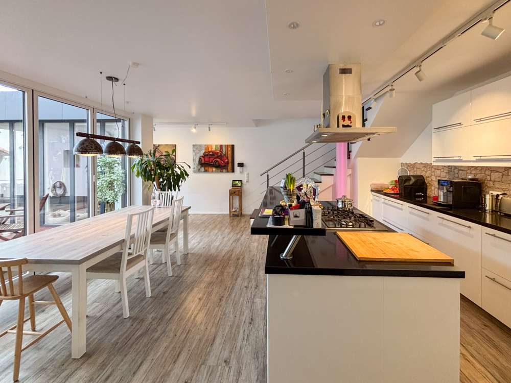 Immobilie in Hofheim am Taunus - Hofheim-Wallau! Wohnen auf 270 m² - top-saniert! 7 Zimmer, 2 Bäder, Garage (2 Stpl.), Dachterrasse! - Bild 0