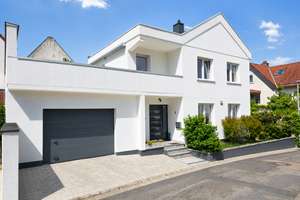 EINFAMILIENHAUS MIT DACHTERRASSE, EINBAUKÜCHE UND GARAGE 