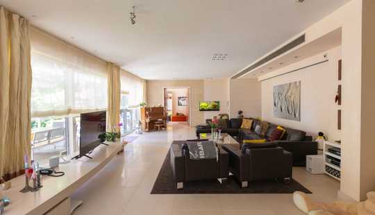 Bild von Kronberg! Traumhafte Villa in bester Lage mit Wellness- plus Au-pair Bereich und vielem mehr.