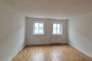 Hell & renoviert & gute Lage: 3-Zimmer-Wohnung mit Tageslichtbad, separate Küche mit Einbauküche – Grubenstraße 42, 18055 Stadtmitte, Rostock – Vorschaubild 2