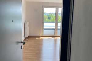 Appartement mit Balkon } nur für Studenten, Azubis – Fritz-Fend-Str. 1+3, 93047 Regensburg – Vorschaubild 1
