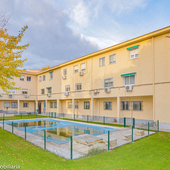 3-Zimmer-Maisonette-Wohnung in einer Wohnanlage mit Pool und Gartenbereich.