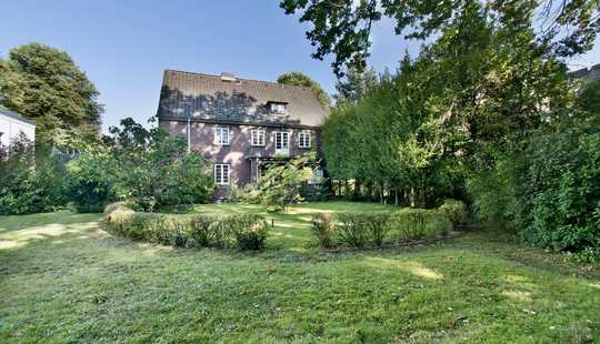 Bild von Freistehende Stadtvilla mit Gästehaus im Grünen.
