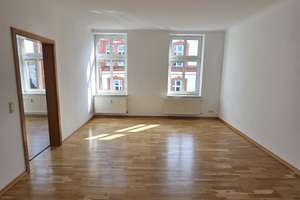 3-Zimmer-Wohnung mit Balkon, Laminat, Einbauküche und Wannenbad