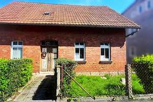 Charmantes Äußeres trifft auf großes Potenzial: Renovierungsbedürftiges Haus mit Charme – Eisfelder Str. 7, 98553 Hildburghausen (Kreis) – Vorschaubild 1