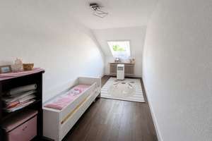 Wohnen mit Weitblick: Helle DG-Wohnung mit EBK, sonniger Loggia und Einzelgarage in Sillenbuch – Die vollständige Adresse der Immobilie erhältst du vom Anbieter., 70619 Sillenbuch (Ortsteil), Stuttgart – Vorschaubild 5