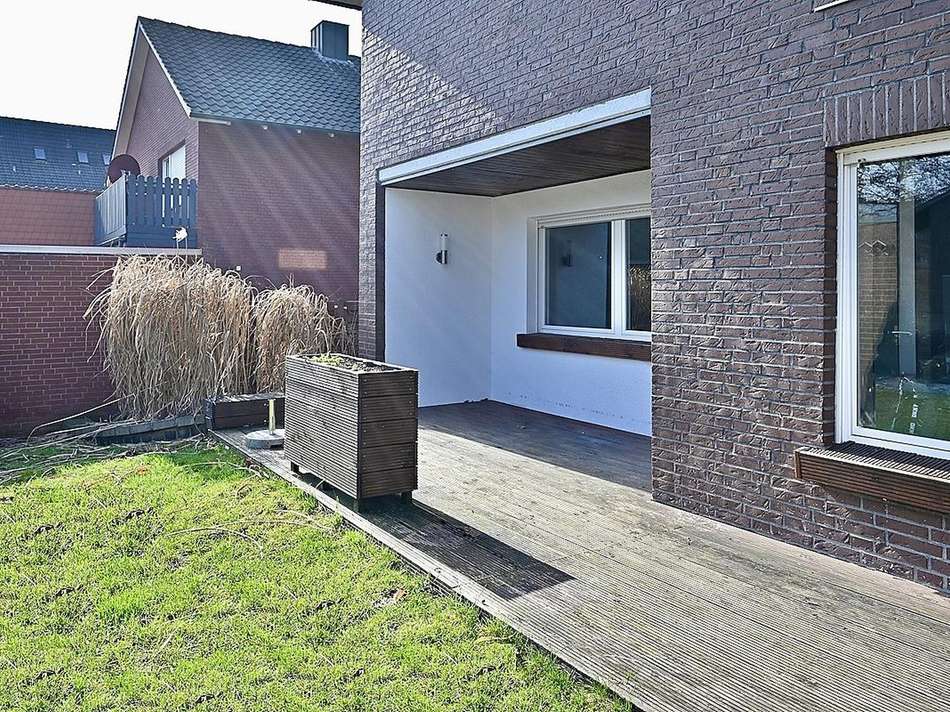 Blick von Garten auf Terrasse