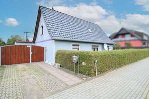 Zuhause mit Garten, Garage und 2 Freistellplätzen in Feldrandlage – Die vollständige Adresse der Immobilie erhältst du vom Anbieter., 18516 Süderholz – Vorschaubild 1