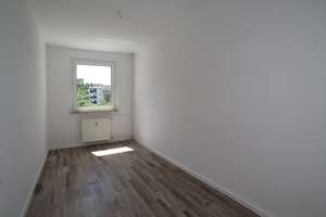 Sonnenbalkon... Laminat... Bad mit Fenster... – Lortzingstraße 19, 9119 Kapellenberg, Chemnitz – Vorschaubild 4
