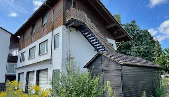 Bild von Sanierungsbedürftiges Haus in ruhiger Lage steht bereit, damit Sie Ihre Träume verwirklichen können