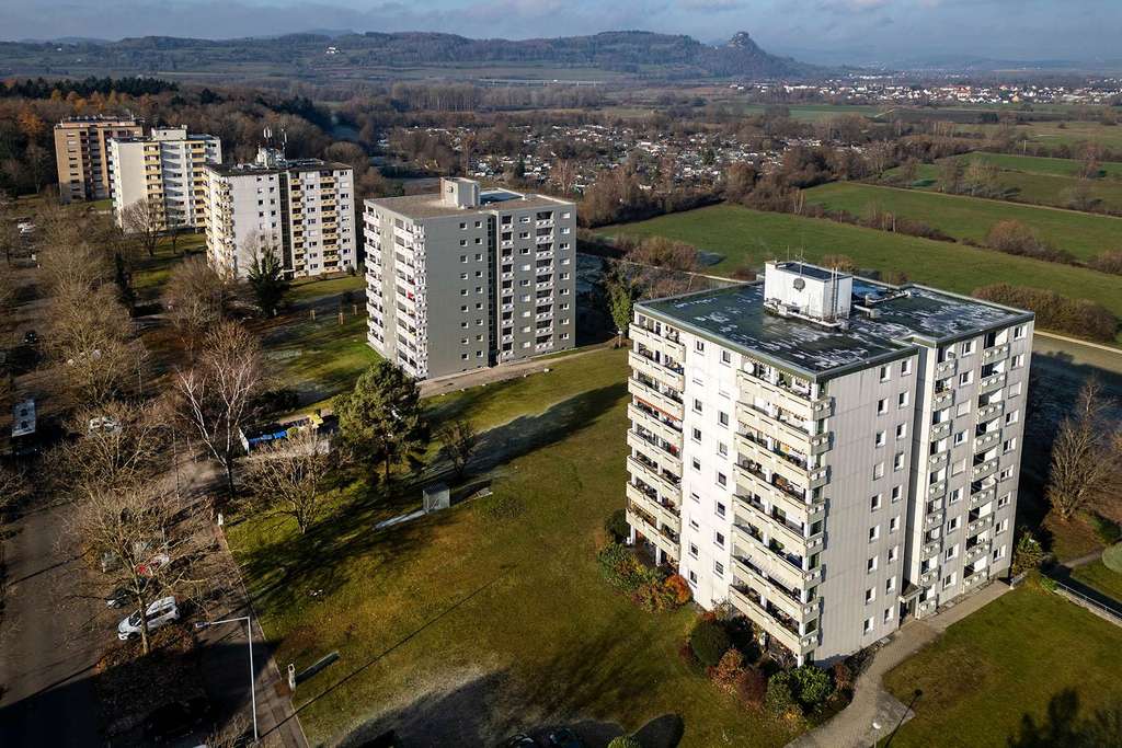 Immobilie in Singen (Hohentwiel) - 2,5-Zimmer-Wohnung mit Tiefgarage & Balkon. Sanieren und Wohnen oder Vermieten - Bild 2