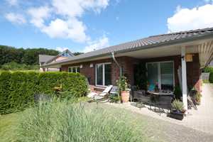 Preis VB: Kurzfristiger Bezug möglich: Wohnen auf einer Ebene, Bungalow als Doppelhaushälfte – Rendsburg-Eckernförde (Kreis) – Vorschaubild 1