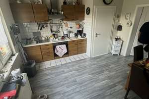 Stilvolle, vollständig renovierte 2,5-Zimmer-Wohnung mit Einbauküche in Düsseldorf