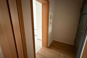 Modernes Laminat / 2. OG / sonniger Balkon - Bad mit Dusche + Fenster ! – Richard-Wagner-Straße 60, 9119 Kappel, Chemnitz – Vorschaubild 1