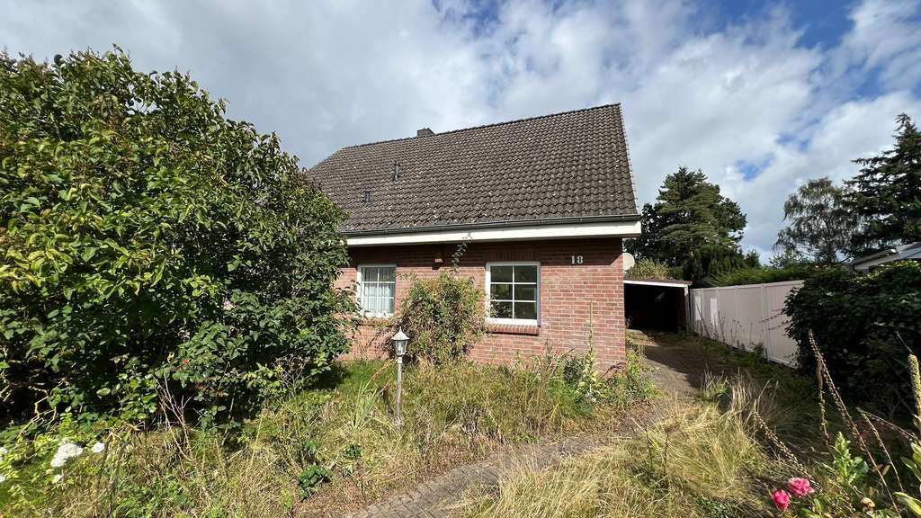 Großzügiges Einfamilienhaus mit ausbaufähigem Dachgeschoss und Carport