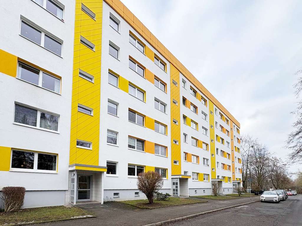 Renditestarke 4-Zimmer-Wohnung mit Balkon in gepflegtem Mehrfamilienhaus