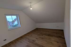Attraktive, sanierte 2-Zimmer-Dachgeschosswohnung mit Balkon, Garage und Einbauküche – Seligenstädter Str. 21, 63322 Rödermark – Vorschaubild 5
