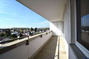 Schöneck:  Helle 3 Zimmerwohnung mit großer Loggia und Weitblick – Die vollständige Adresse der Immobilie erhältst du vom Anbieter., 61137 Schöneck – Vorschaubild 3
