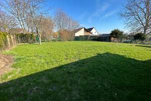 Zweifamilienhaus in ruhiger Lage mit Garagen, Stellplätzen und pflegeleichten Garten