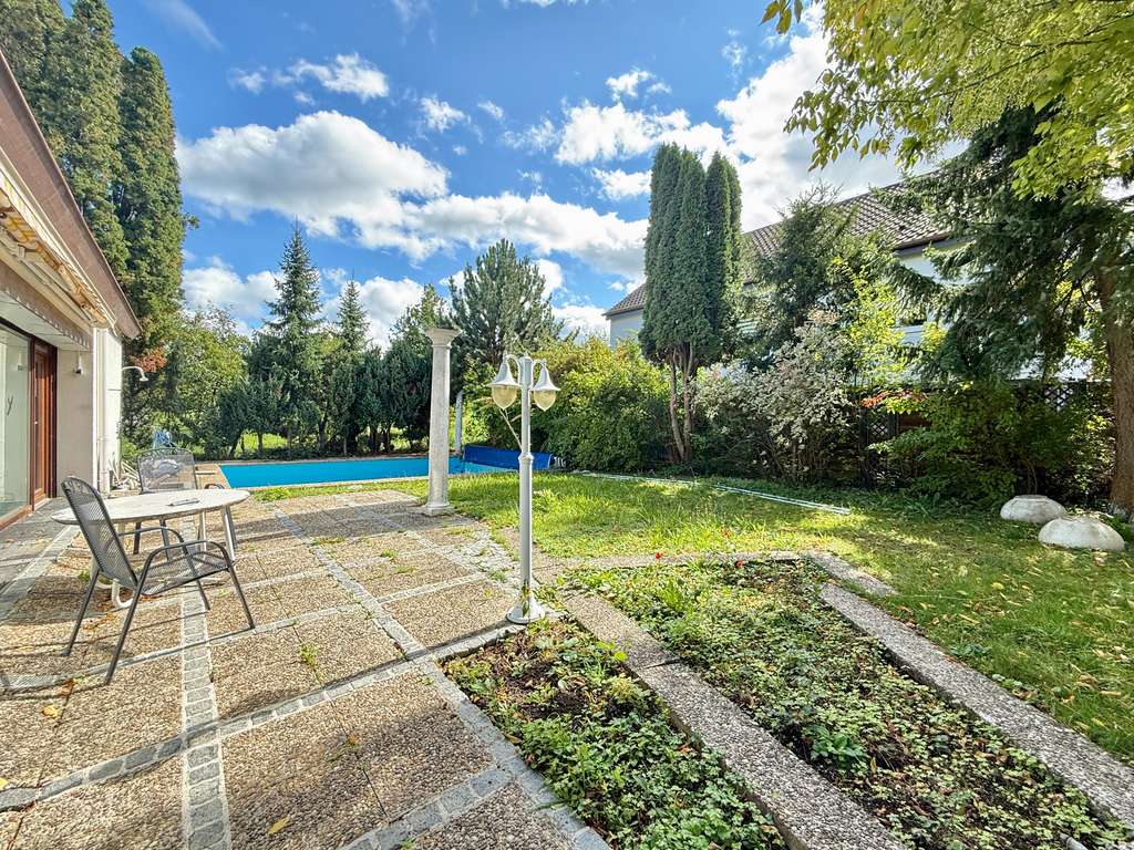 Immobilie in Neckartenzlingen - Familienidylle in Neckartenzlingen – Einfamilienhaus mit großem Grundstück und Pool - Bild 0