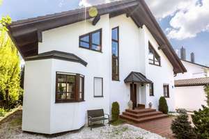 Sonne, Glas & 500 m² Südgarten – die lichtdurchflutete Familienvilla im Blumenviertel – Die vollständige Adresse der Immobilie erhältst du vom Anbieter., 81377 Großhadern, München – Vorschaubild 2
