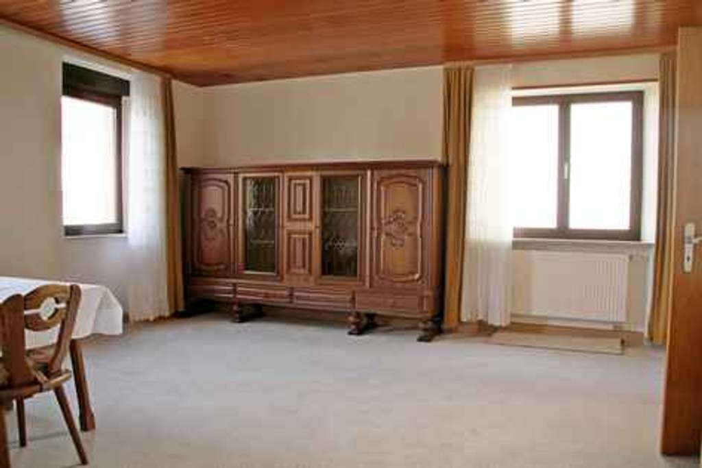 Immobilie in Freisbach - Freistehendes Einfamilienhaus mit Scheune, Hof und Südgarten in Freisbach  - Bild 3