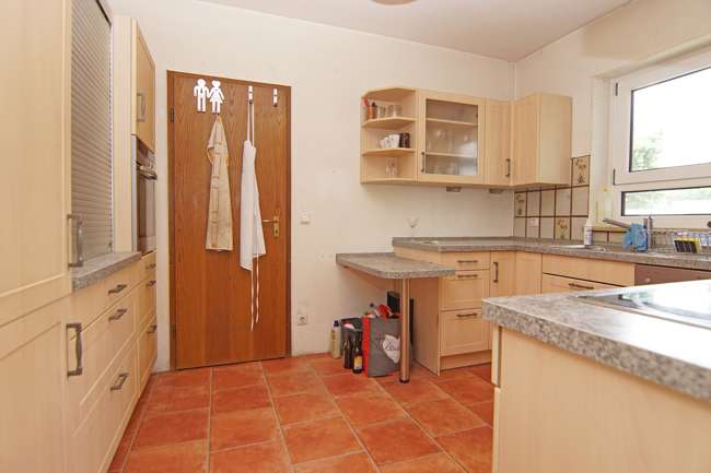 Immobilie in Roßtal - Roßtal-S-Bahn Nähe: Einfamilienhaus mit PV, Solar, Doppelgarage und Traumblick auf Felder und Wiesen - Bild 0