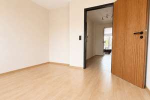 Maisonette-Wohnen mit Kamin, Balkon und Tiefgaragenstellplatz in Düsseldorf-Holthausen – Die vollständige Adresse der Immobilie erhältst du vom Anbieter., 40589 Holthausen, Düsseldorf – Vorschaubild 2