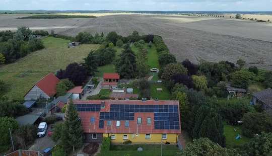 Bild von Haus mit Einliegerwohnung auf großem Grundstück in ruhiger Lage