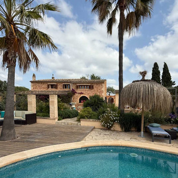 RENOVIERTES BAUERNHAUS MIT POOL