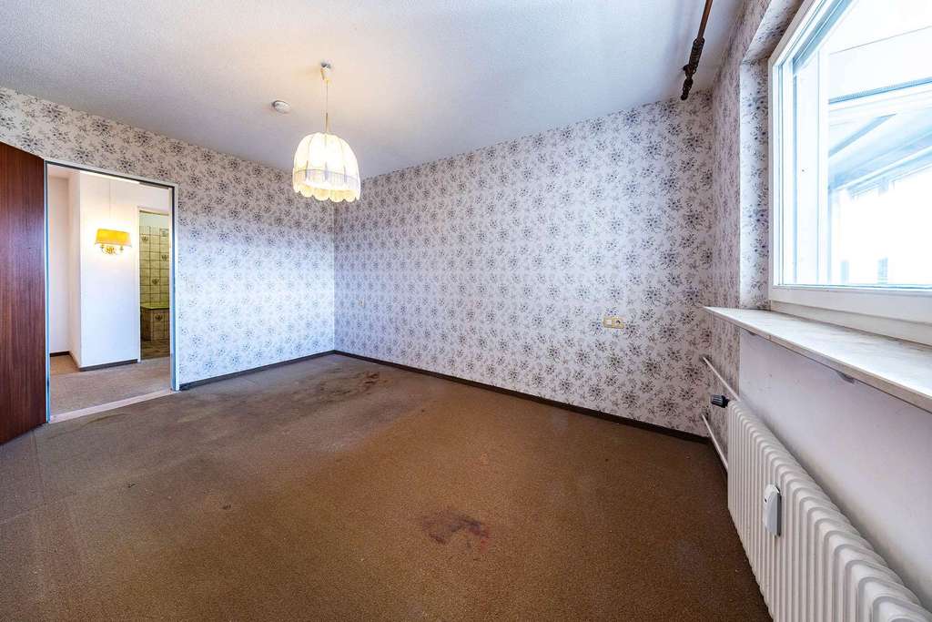 Immobilie in Singen (Hohentwiel) - 2,5-Zimmer-Wohnung mit Tiefgarage & Balkon. Sanieren und Wohnen oder Vermieten - Bild 4