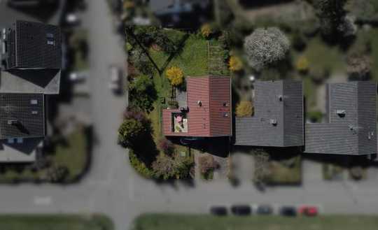 Kettenendhaus mit großem Garten, Schwimmbad und Einliegerwohnung