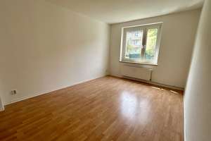 Frisch renovierte 2-Zimmer Wohnung mit Balkon !