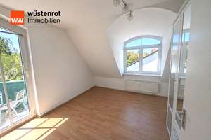 Helle, gut geschnittene 2-Zi.-DG-Wohnung mit Balkon & ausgebautem Spitzboden in kleiner Wohnanlage – Die vollständige Adresse der Immobilie erhältst du vom Anbieter., 81825 Berg am Laim Ost, München – Vorschaubild 4