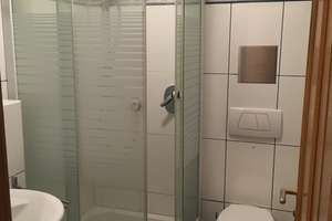 Exklusive, geräumige und gepflegte 1-Zimmer-Dachgeschosswohnung mit Einbauküche in Erlangen – Am Deckersweiher 24, 91056 Kosbach, Erlangen – Vorschaubild 2