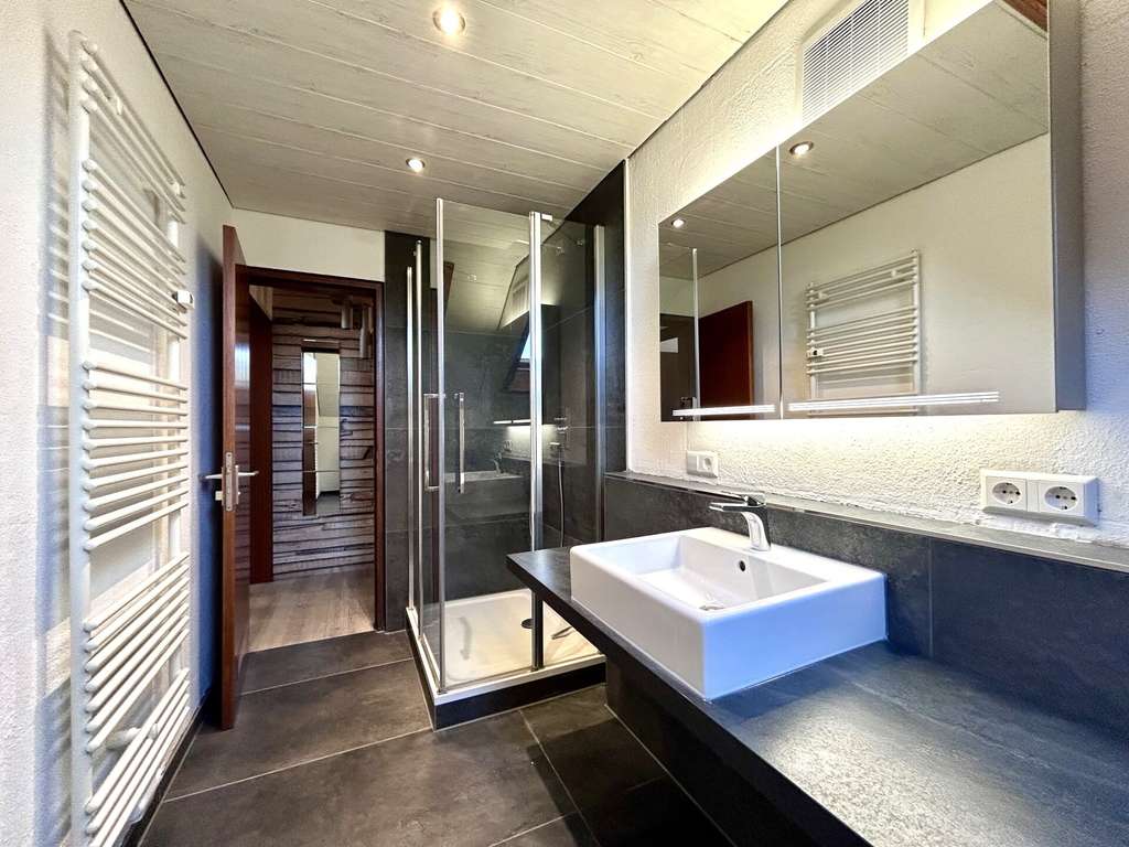 Immobilie in Altbach - Gepflegte Dachgeschosswohnung mit Balkon, TG-Stellplatz und zusätzlich ausgebautem Spitzboden - Bild 1